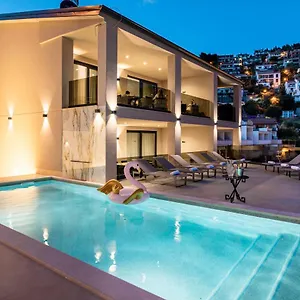  Appartement Nina - With Pool Near The Sea